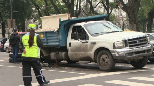 Un camión perdió una rueda y quedó varado más de 16 horas en Caballito