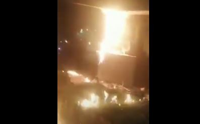 VIDEO: Violencia extrema en Colombia: Prenden fuego una comisaría con policías adentro