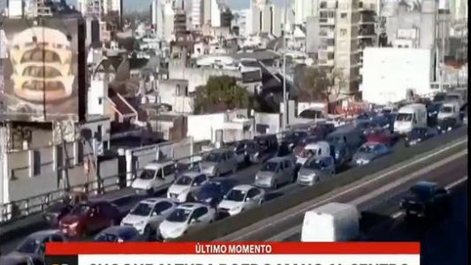 Autopista 25 de Mayo colapsada por un choque a la altura de Boedo