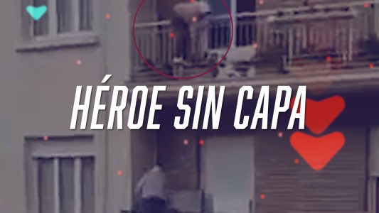 Impactante rescate de una mujer de 80 años que estaba por caer de su balcón en España #FlashChat