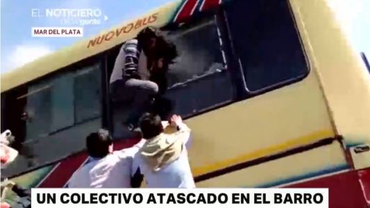 Pasajeros de un colectivo tuvieron que salir por las ventanillas