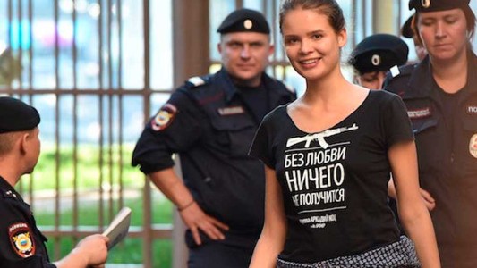 Detienen en Moscú a una integrante del grupo de punk ruso Pussy Riot