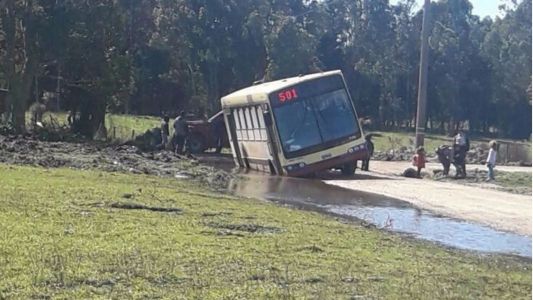 Mar del Plata: un colectivo se encajó en el barro y los pasajeros salieron por las ventanillas