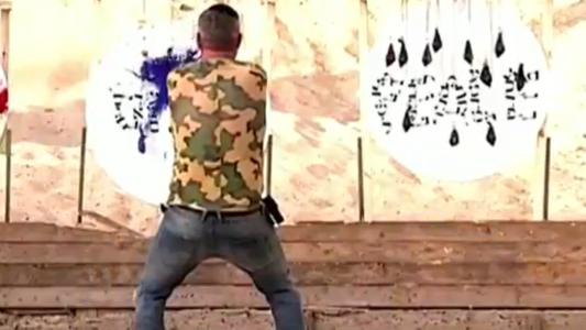 Cambió los pinceles por armas: un ex francotirador pinta cuadros pinta cuadros disparando