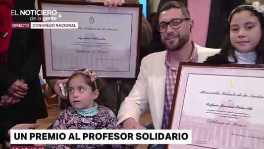 Premiaron al profesor que ayudó a bailar a una alumna discapacitada