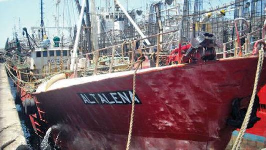 Cocinera de un barco denunció que fue violada por la tripulación en alta mar