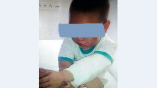 Detienen y trasladan a un joven acusado de abusar y golpear al pequeño hijo de su pareja