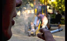 Impulsan ley para prohibir fumar en plazas y espacios públicos porteños