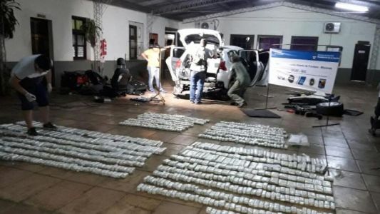 Viajaba con su esposa e hijos y lo detuvieron con 180 kilos de marihuana en el auto