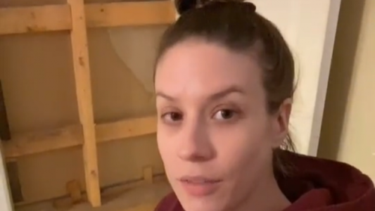 Video: se compró una casa de 148 años y descubrió un pasadizo secreto