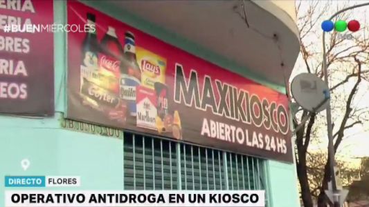 Operativo antidrogas en un kiosco de Flores