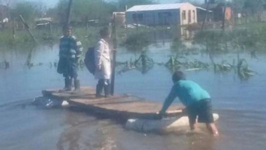 Conmovedor: por las inundaciones, cuatro hermanos construyeron una balsa para poder ir a la escuela