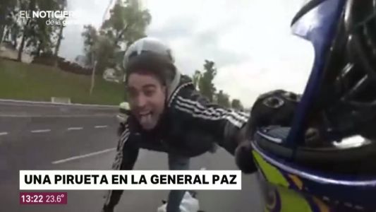 Se grabó haciendo piruetas en la moto y lo detuvieron