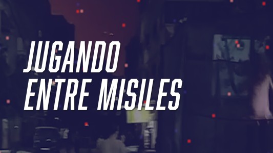 Chicos saltan en una cama elástica en la franja de Gaza con misiles de fondo - #FlashChat