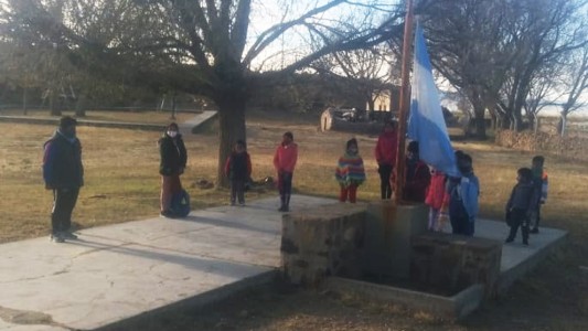 Ante la falta de conexión, una escuela pide colaboración para armar una biblioteca