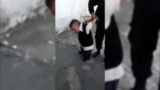 Policías se filmaron burlándose de un hombre con enanismo que habían detenido