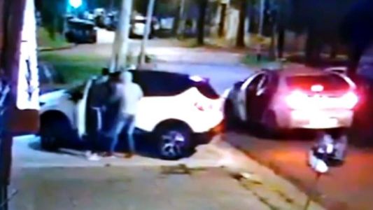Les robaron la camioneta a punta de pistola cuando intentaban guardar el auto en su casa