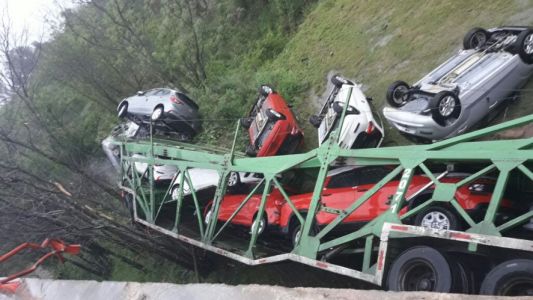 Rosario: Un camión que transportaba autos cayó de un puente