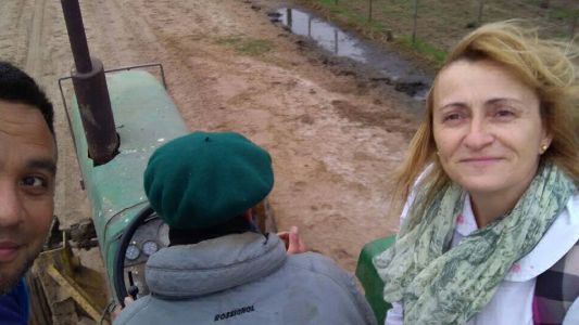 El agua aisló una escuela rural y la maestra va a las casas de sus alumnos en tractor a dar clase