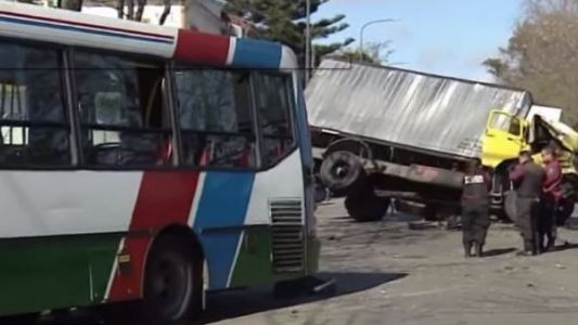 Chocaron un colectivo y un camión en Villa Lugano: 17 heridos