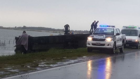 Rescataron a los pasajeros de un micro que volcó en un campo inundado