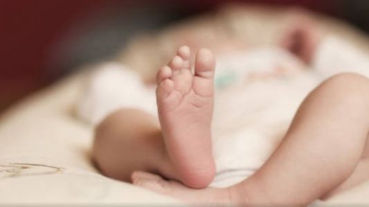 Una nena fue al médico por un dolor de panza y dio a luz un bebé
