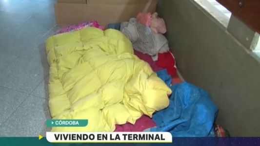 Córdoba: el drama de una familia que vive en la terminal de ómnibus