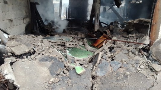 Un impactante incendio destruyó una casa de dos pisos y la dejó al borde del derrumbe