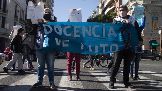 Docentes porteños continúan con los "semaforazos" tras muerte de otro trabajador