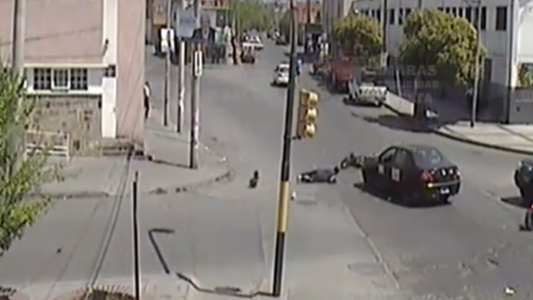 Indignante: un remisero chocó a un cadete, le robó la plata que llevaba y quedó escrachado en una cámara de seguridad