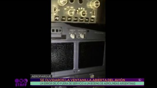 Con la lluvia se inundó la cabina de un avión