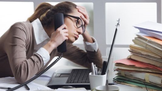 La jornada laboral de las mujeres es 46 minutos más larga que la de los hombres