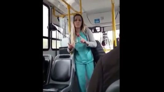 La joven que se sube a los colectivos a dar cursos de primeros auxilios a la gorra