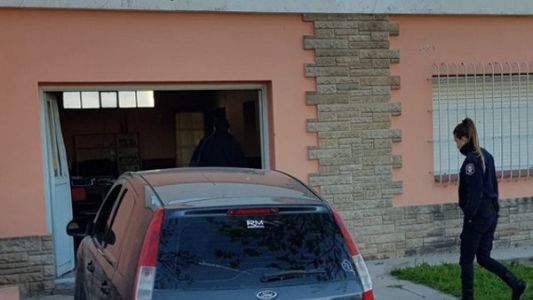 Tiró el portón de la casa de su ex, la mató, hirió al hijo y se quitó la vida