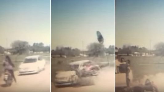 Video: llevaba a su hijo de 2 años en moto, chocó contra un auto y salieron volando