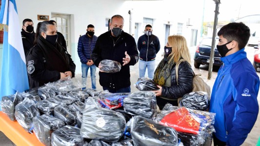 En una cárcel de Melchor Romero donaron botineros y bolsos para un club de Liga Amateur Platense de Fútbol