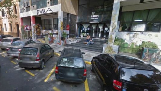 Hallaron a un alumno teniendo sexo con la madre de una compañera en un aula