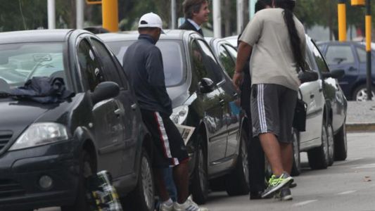 Tres "trapitos" deberán pagar 500 pesos de multa y hacer tareas por pedir dinero para cuidar autos