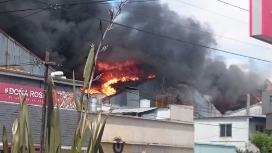 Incendio arrasa outlet en Quilmes, no hubo heridos pero hay peligro de derrumbe
