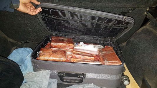 Lo pararon en un control vehicular y quiso escapar corriendo: llevaba 20 panes de marihuana y 4 de cocaína
