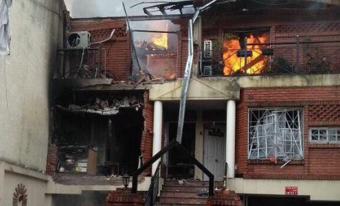 Explosión en una casa de Flores: dos heridos, peligro de derrumbe y vecinos evacuados