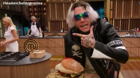 En semifinales de Masterchef Celebrity, Alex Caniggia se la jugó con una hamburgesa gigante