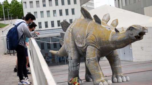 Un hombre murió atrapado dentro de una estatua de un dinosaurio en España