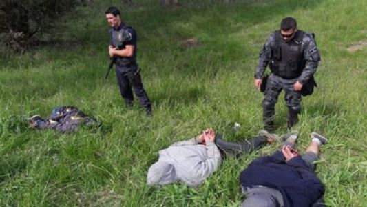 Encapuchado robó una farmacia en un pueblo pero lo reconocieron porque es manco