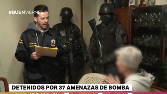 El momento en que la Policía le explica que su hijo está acusado por amenazas de bombas a escuelas