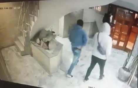 Video: esperó a que su vecino bajara para pasear al perro y lo atacó a puñaladas en la puerta del edificio