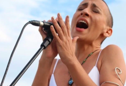 Cambiaron la letra del himno en un acto oficial en Santa Fe para apoyar al feminismo