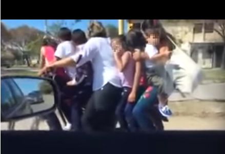 Video: ocho personas arriba de la moto