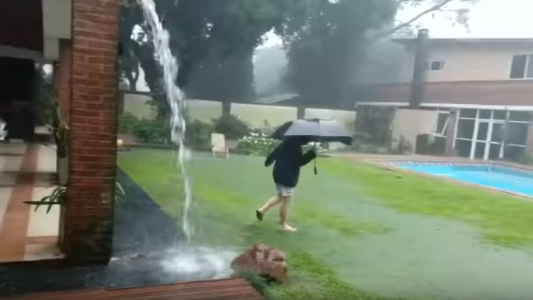 Un nene salió a jugar al patio en medio de una tormenta eléctrica y cayó un rayo