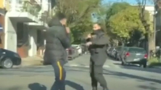 Video: motociclista pasó un semáforo en rojo, lo paró la Policía y quiso boxear